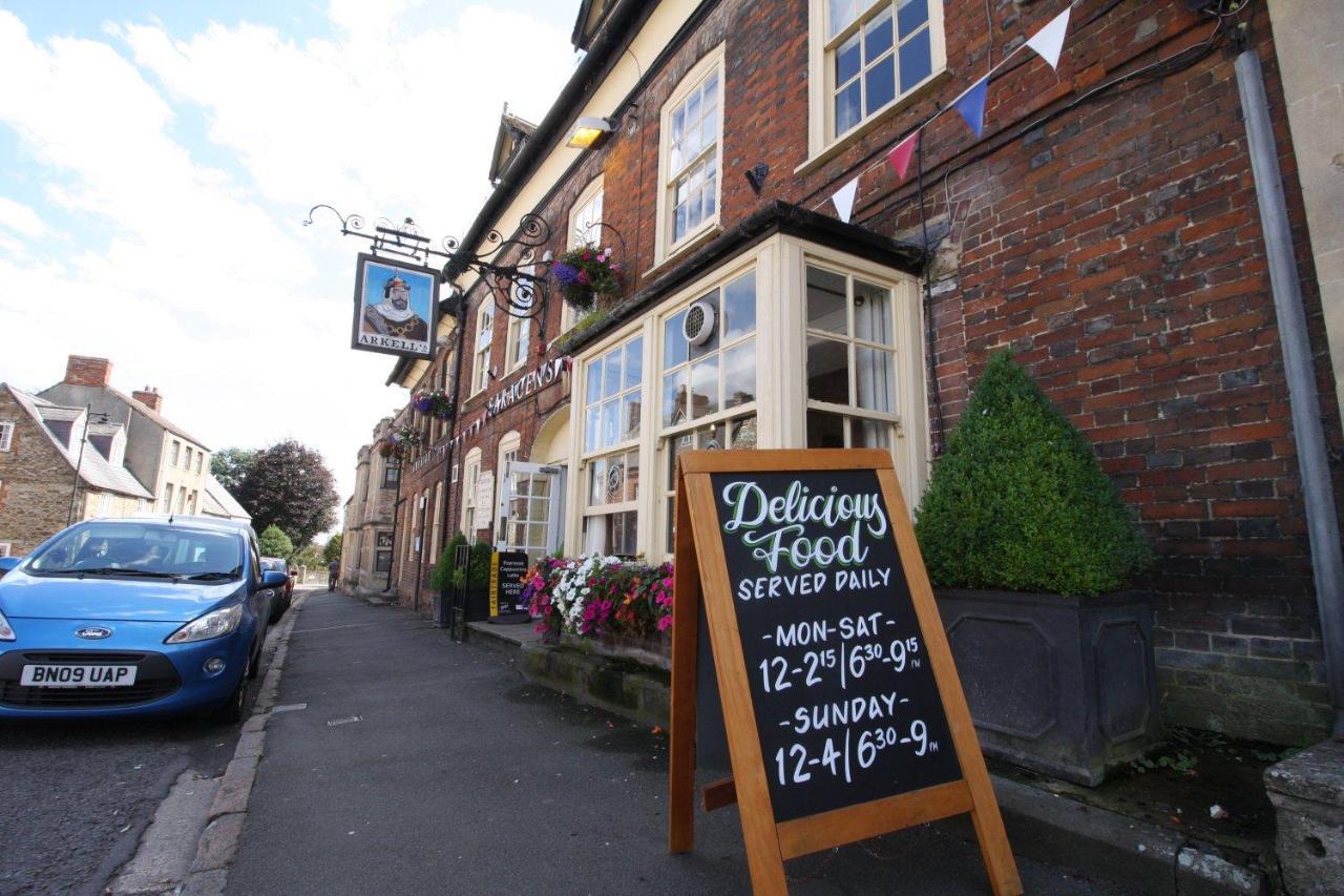 The Saracens Head Hotel Highworth エクステリア 写真