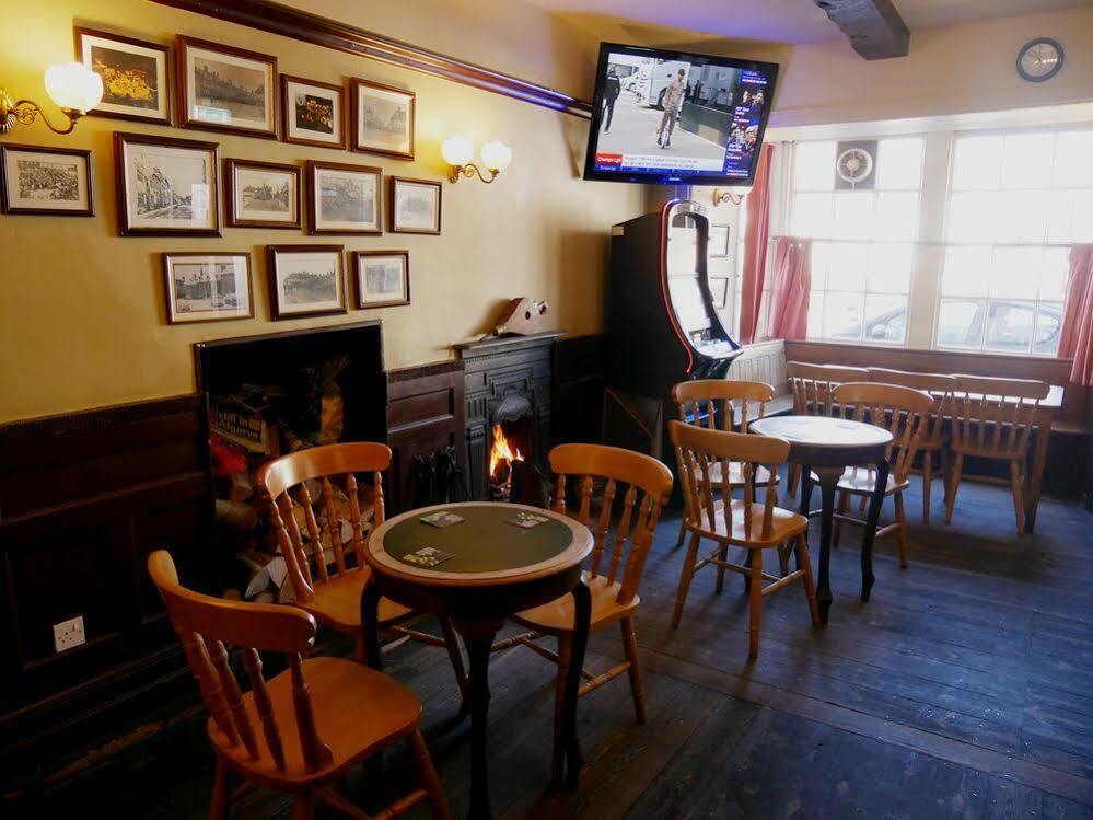 The Saracens Head Hotel Highworth エクステリア 写真