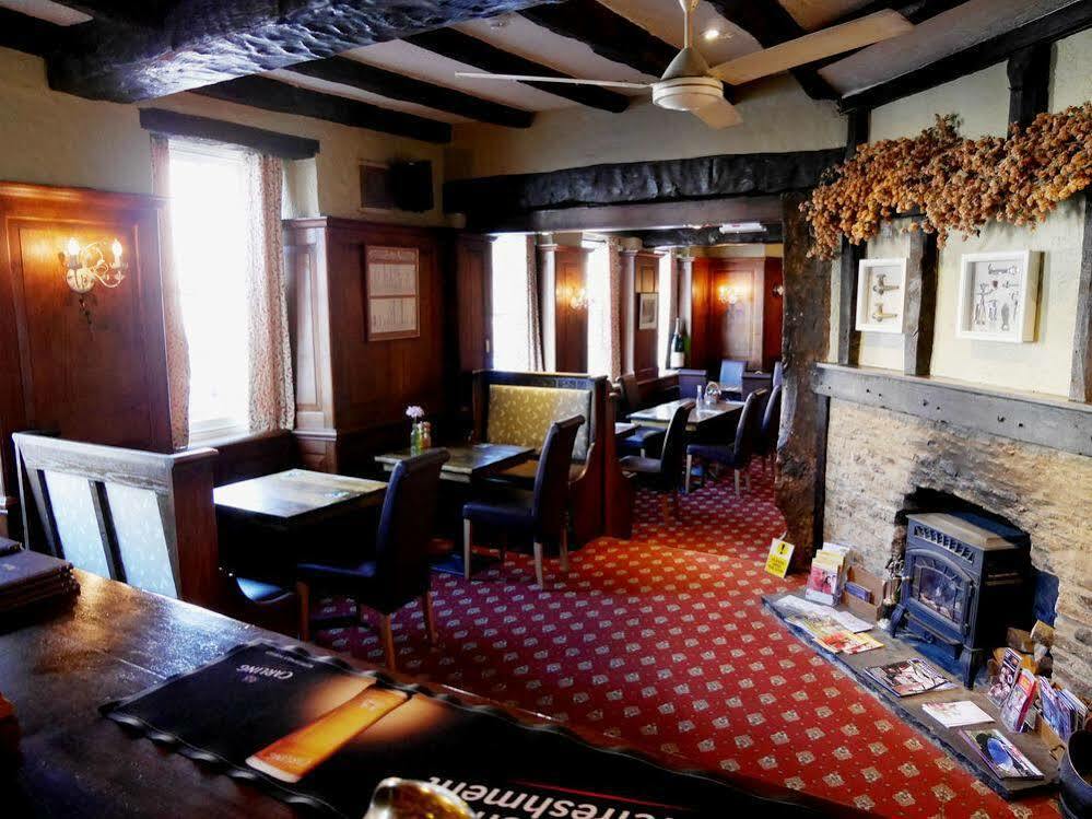 The Saracens Head Hotel Highworth エクステリア 写真